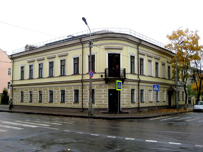 Дореволюционный доходный дом И.Е. Дервина (угол улиц Ленина и Некрасова), в котором в 1930-1941 гг. работала Центральная городская библиотека